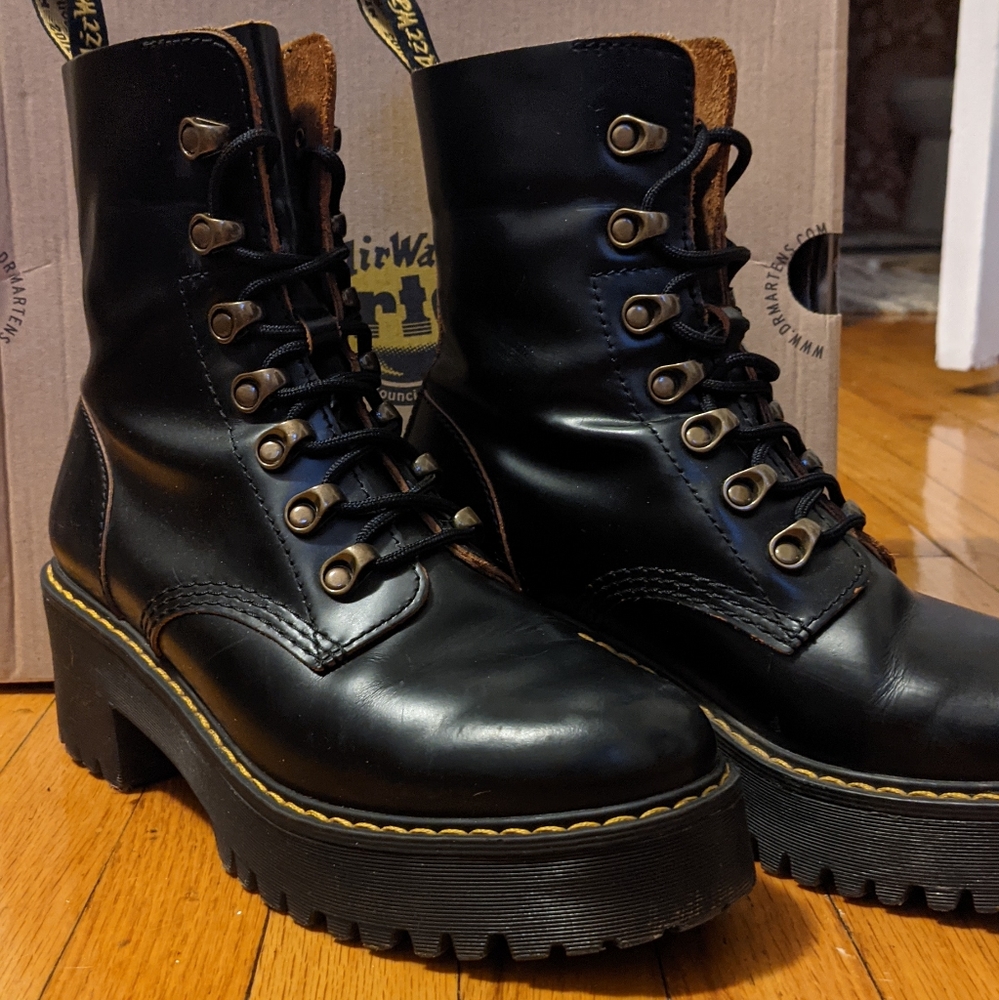 Dr. Marten's Leona Black sz 8 w box
